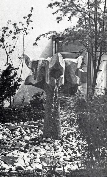 Datei:Rieser-Brunnen Volksschule Mitterfels Foto Franz Tosch - aus Festschrift Einweihung Erweiterungsbau 1983 07 23.jpg