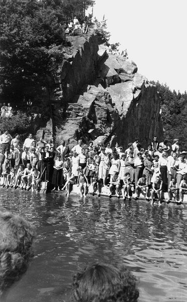 Datei:Waldschwimmbad 1952 01 Badfest Foto im Besitz von Franz Schwinghammer.jpg