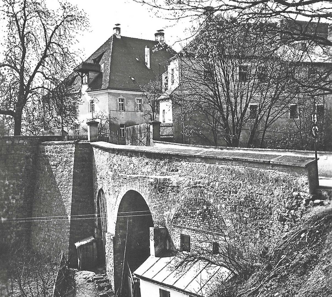 Datei:Das Mitterfelser Gericht mit Gefängnis, Foto Stolz, AK Heimatgeschichte.png