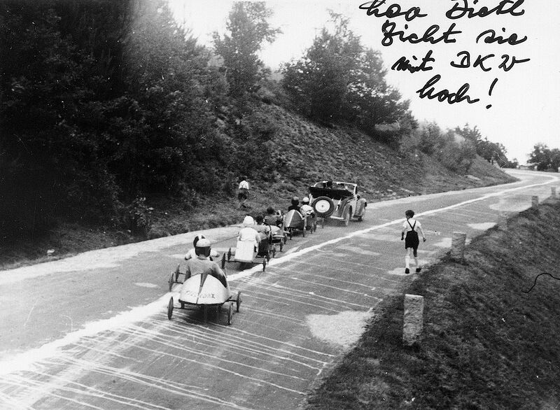 Datei:Seifenkistlrennen 1950 02.jpg