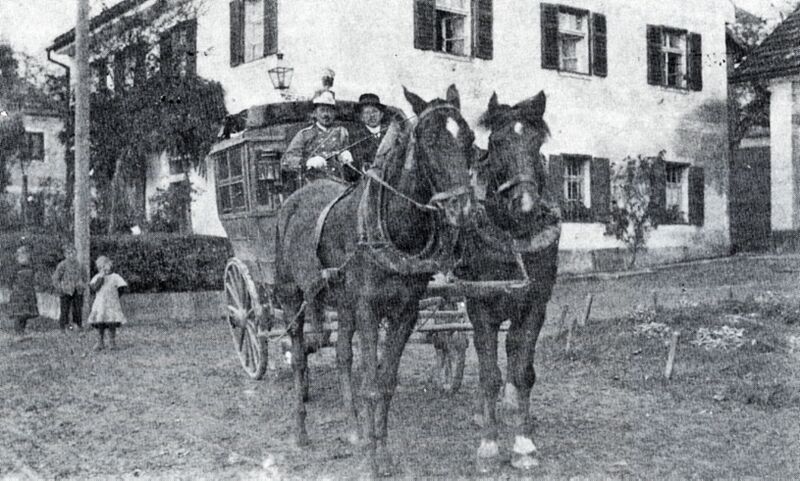 Datei:Postexpedition 02 Eine Postkutsche vor dem Haus des Posthalters Schlecht – heute Lindenstraße 16 - um 1910.jpg