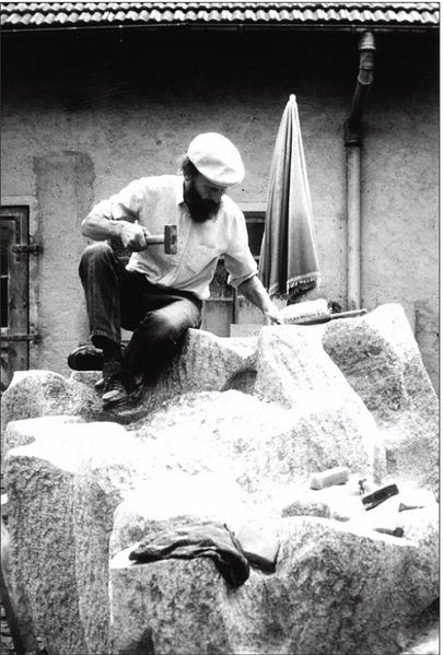 Datei:Hans Rieser bei der Arbeit zum Dorfbrunnen.png