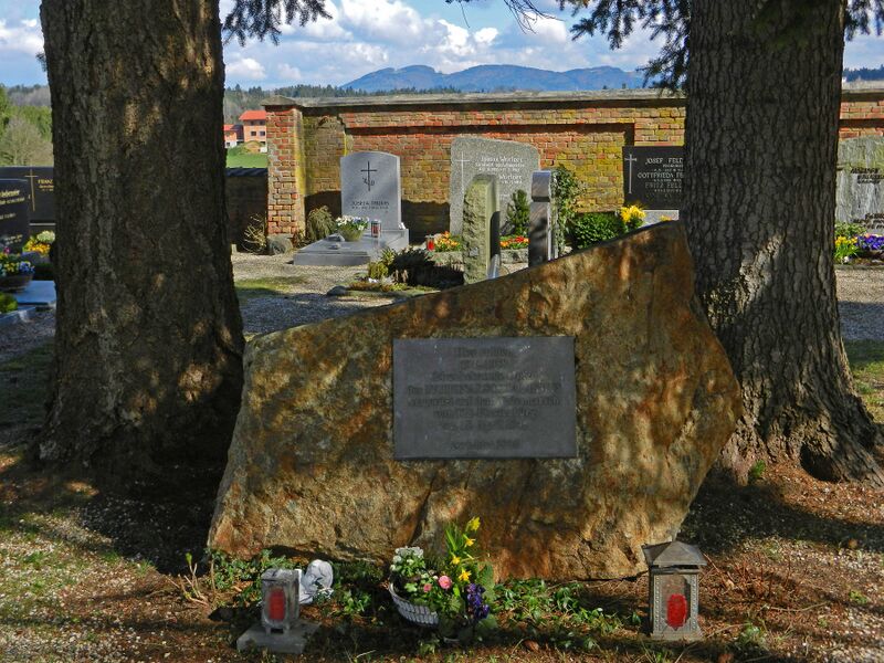 Datei:AK HG M 05 Gedenkstein kl.jpg