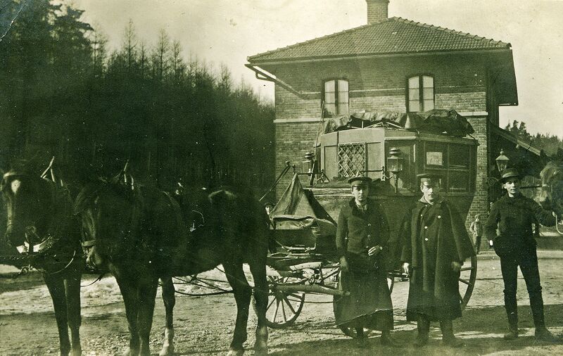 Datei:Postexpedition 01 Ein halbes Jahrhundert nach der Gründung der Postexpedition im Jahre 1852 am Mitterfelser Bahnhof - Postkutsche 1905.jpg